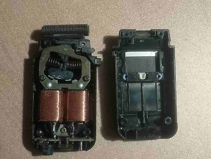 Zerlegtes mechanisches Bauteil mit Spulen