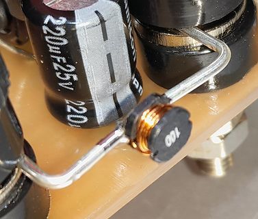 Elektrolytkondensator und Drossel auf Leiterplatte