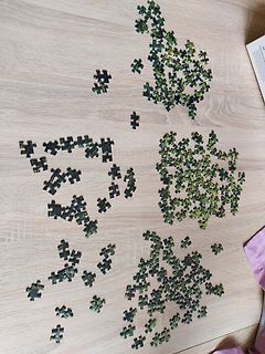 Verstreute Puzzleteile auf Holztisch