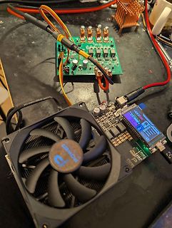 Elektronik-Aufbau mit Leistungskarten und Messgerät