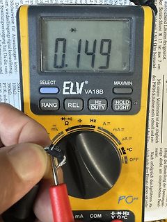 Digitalmultimeter zeigt Messwert an