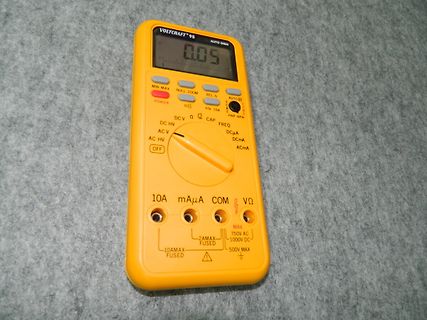 Gelbes Digitalmultimeter