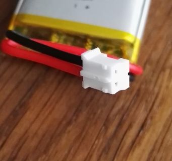 Weißer JST-Stecker an schwarzem Kabel