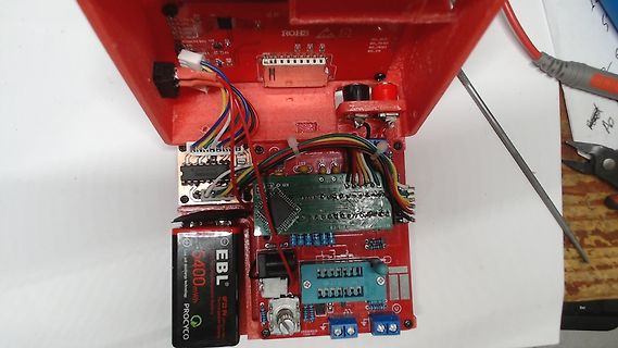 Geöffnetes Elektronikgerät mit Platine und Akku