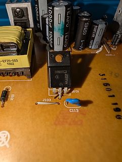 Nahaufnahme einer Leiterplatte mit Leistungshalbleiter und Elektrolytkondensatoren