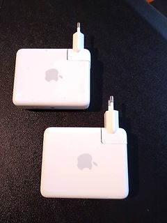 Zwei Apple Netzadapter