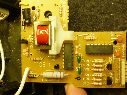 Foto einer bestückten Leiterplatte mit elektronischen Bauteilen