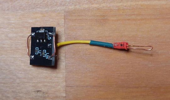 Kleine Leiterplatte mit Kabel und Kupferdrahtschleife