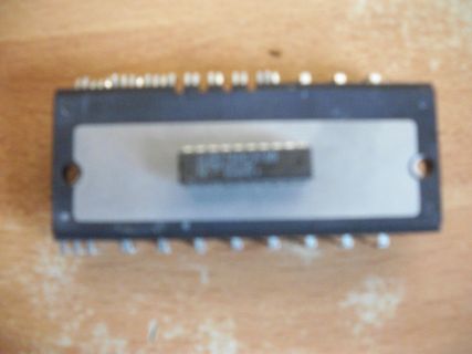Mikrocontroller auf Holzuntergrund