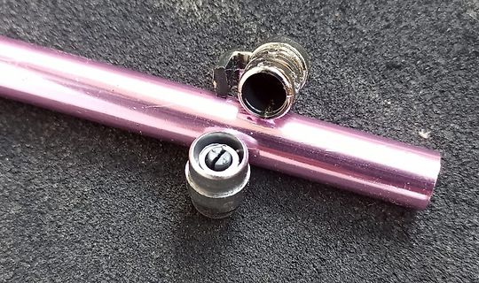 Metallrohr mit zwei Metallhülsen