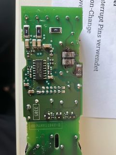 Grüne Leiterplatte mit elektronischen Bauteilen
