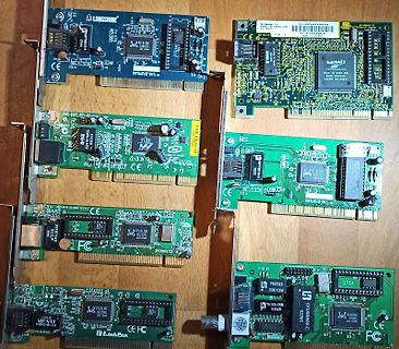 Mehrere verschiedene PCI-Netzwerkkarten auf Holzuntergrund