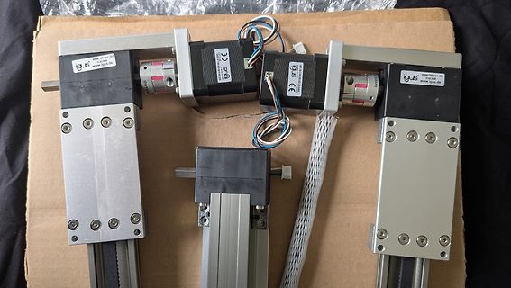 Mechanische Komponenten von igus auf Holzbrett