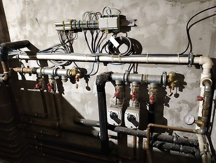 Rohinstallation von Wasserleitungen und elektrischen Komponenten