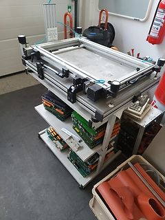 Werkstattregal mit Leiterplatten und Montagevorrichtung