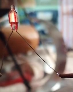 Leuchtende LED mit Drähten