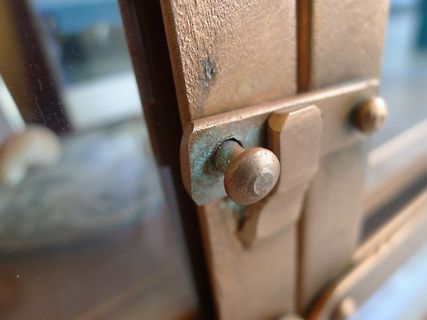 Detail einer Metallverkleidung mit Scharnier