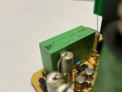 Nahaufnahme eines Elektrolytkondensators auf einer Leiterplatte