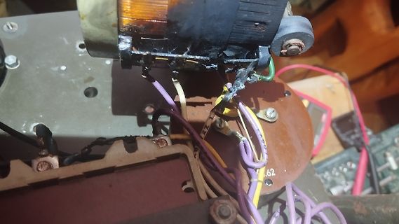 Defekte elektrische Verkabelung und verschmorte Bauteile
