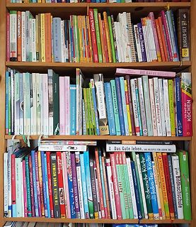 Bücherregal mit Kochbüchern