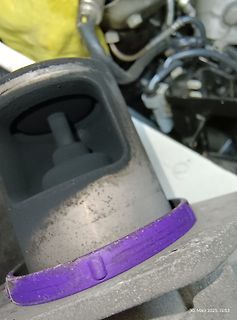 Nahaufnahme eines mechanischen Bauteils mit lila Ring