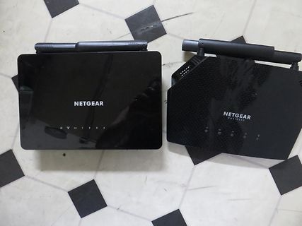 Zwei schwarze Netgear Router