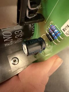 Nahaufnahme einer Leiterplatte mit Elektrolytkondensator und Widerständen