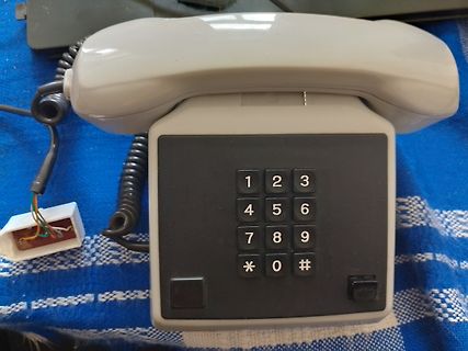 Altes Telefon mit Tastatur