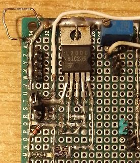 Gelötete Lochrasterplatine mit IC und Drähten