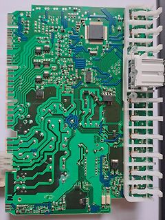 Foto einer grünen Leiterplatte mit elektronischen Bauteilen