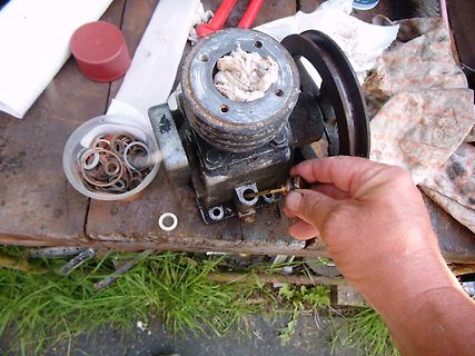Reparatur eines mechanischen Bauteils auf Werkstattbank