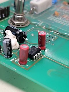 Nahaufnahme einer Leiterplatte mit Elektrolytkondensatoren und IC