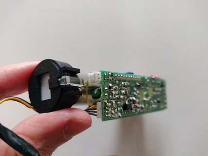 Leiterplatte mit Bauteilen und Kabeln in der Hand