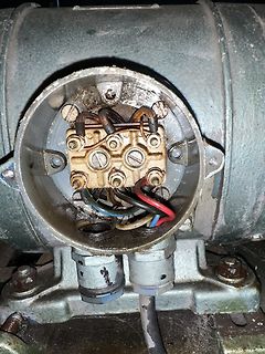 Offener Anschlusskasten eines Elektromotors mit Klemmenblock