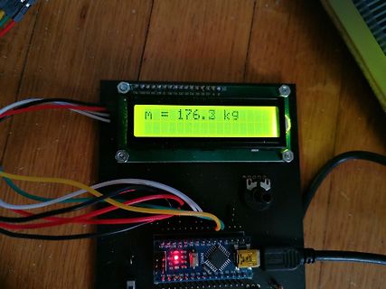Mikrocontroller Aufbau mit LCD-Display und Gewichtsanzeige
