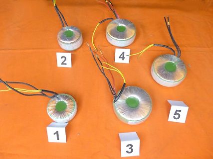 Fünf Toroid-Transformatoren mit Nummern beschriftet