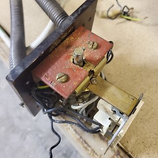 Elektrischer Schalter mit Verkabelung und Metallplatte