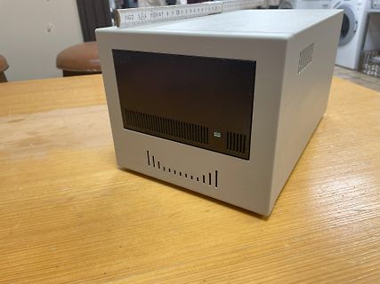 Graues Gehäuse mit Display und Lüftungsschlitzen