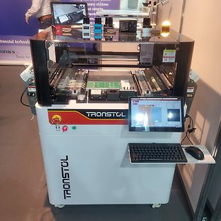 Tronstol Bestückungsautomat in einer Werkstatt