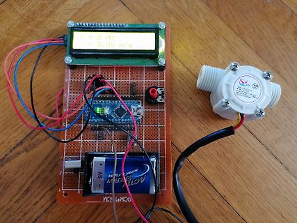 Prototyp-Aufbau mit LCD, Mikrocontroller und Durchflusssensor