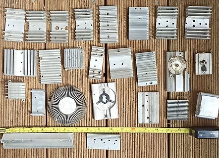 Verschiedene Aluminium-Kühlkörper auf Holzuntergrund