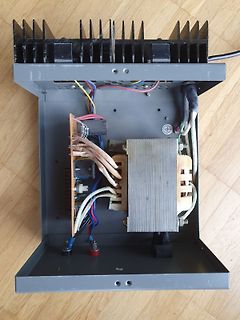 Innenansicht eines Netzteils mit Transformator und Kühlkörper