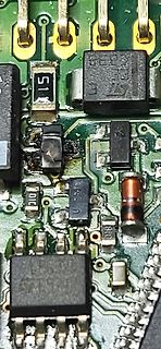Makroaufnahme einer Leiterplatte mit elektronischen Bauteilen