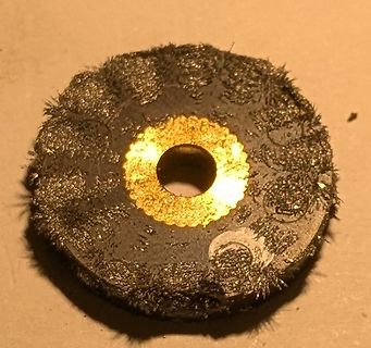 Metallische Scheibe mit goldfarbenem Zentrum