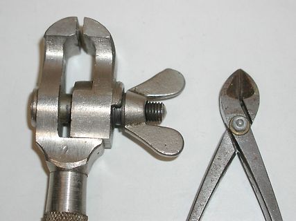 Schraubzwinge und Seitenschneider