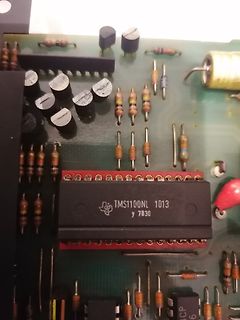 Nahaufnahme einer Leiterplatte mit TMS1100NL Mikrocontroller