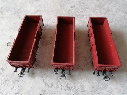 Drei rote Modellbahn-Güterwagen