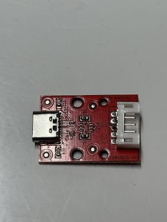 Rote Leiterplatte mit USB-Buchse und Anschlussstecker