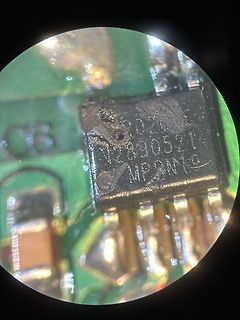 Makroaufnahme eines SMD-Bauteils auf Leiterplatte