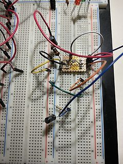 Elektronikaufbau auf einem Breadboard mit Bauteilen und Kabeln